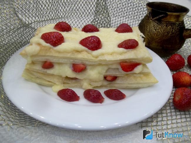 Готовый Мильфей с клубникой