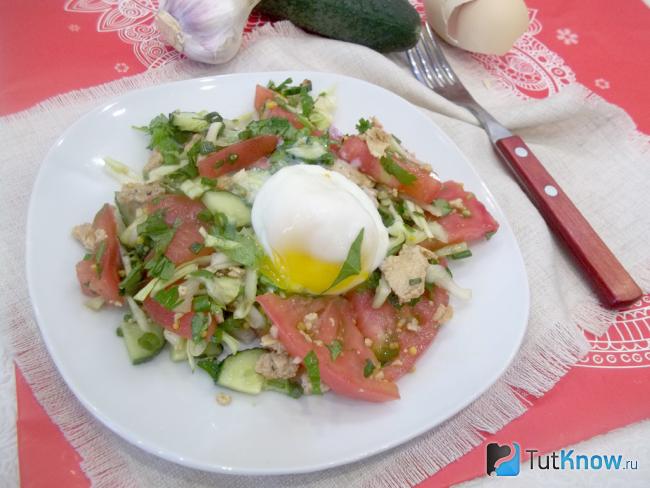 Готовый овощной салат с рыбной икрой и яйцом-пашот