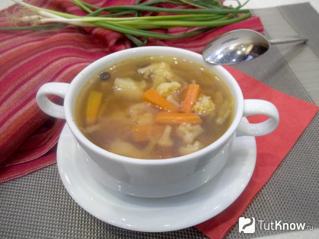 Готовый безуглеводный куриный суп с цветной и белокочанной капустой