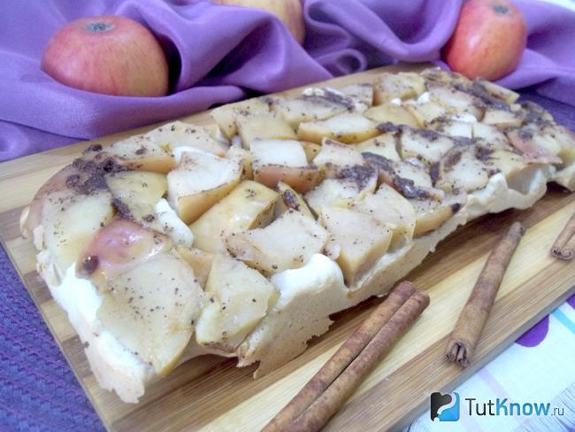 Готовая шарлотка по-французски на белках с яблоками