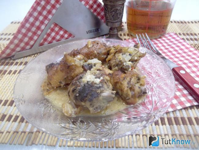 Готовая тушеная курица с луком в молоке