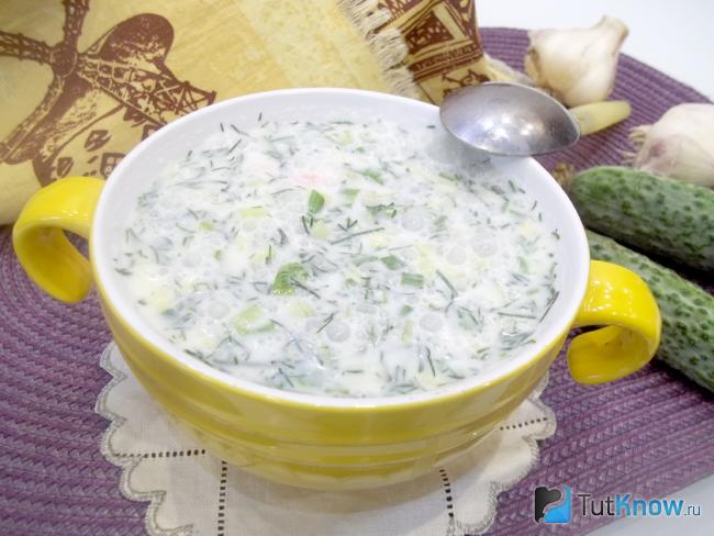 Готовая окрошка на курином бульоне и домашней сметане