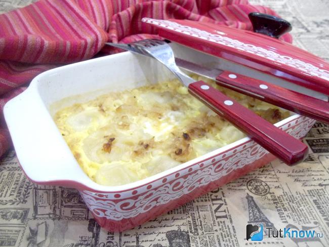 Готовые запеченные пельмени с луком под молочным соусом