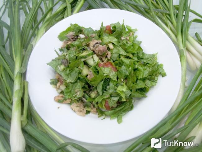 Готовый салат с овощами и копченой скумбрией