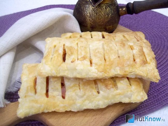 Готовые слойки из покупного теста с ветчиной и сыром