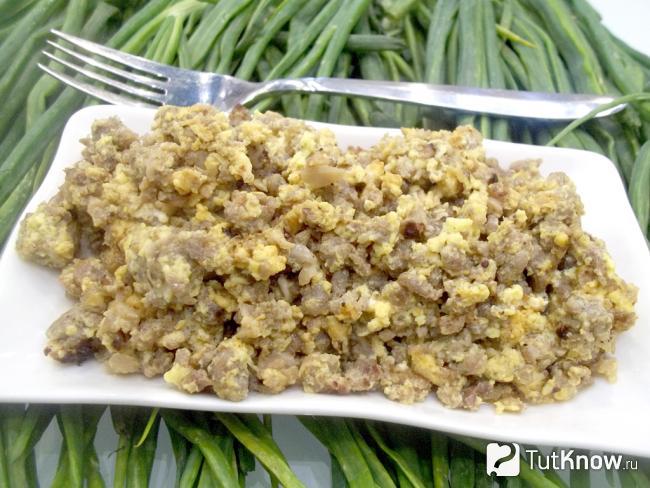 Готовые яйца, жареные с мясным фаршем