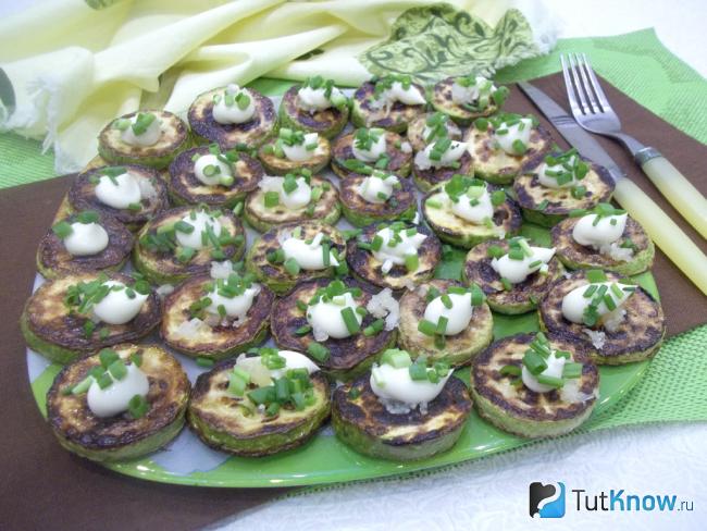 Готовые жареные кабачки с чесноком, зеленым луком и майонезом