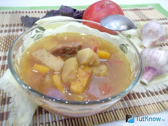 Готовое жаркое из телятины с овощами в специях