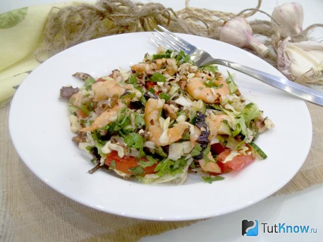 Готовый овощной салат с креветками и грецкими орехами