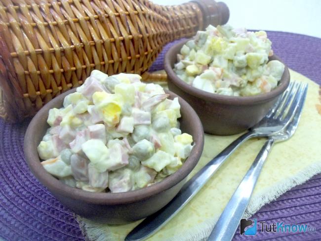 Готовый салат с сосисками, яйцами и огурцами