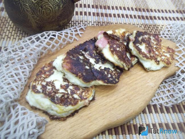 Готовые творожные сырники с сыром и колбасой