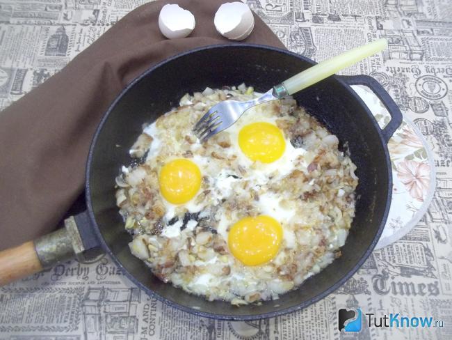 Готовая яичница глазунья с луком на сале