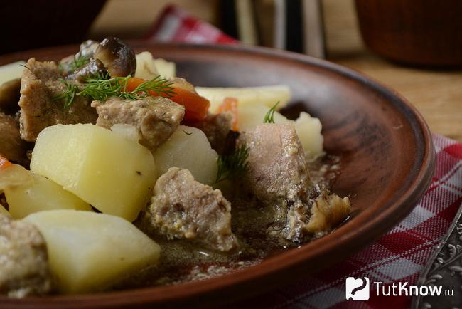 Картошка с мясом и опятами в горшочках