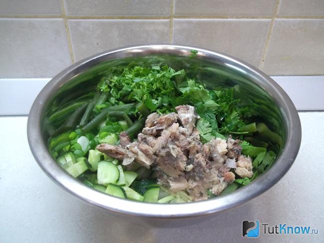 Продукты сложены в миску и заправлены соусом