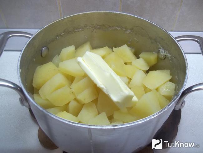 К картофелю добавлено масло