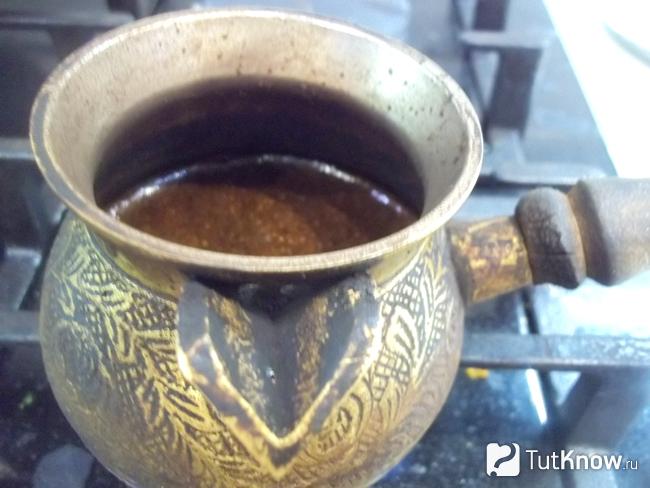 В турку налита вода