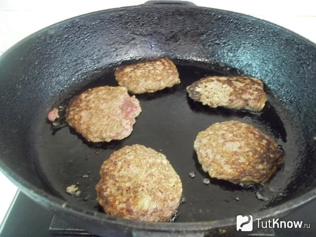 Готовые печеночные котлеты с луком и овсяными хлопьями