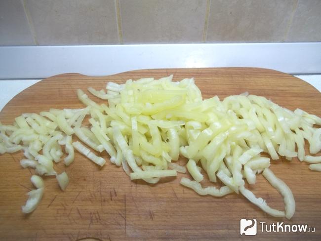 Перец нарезан кусочками