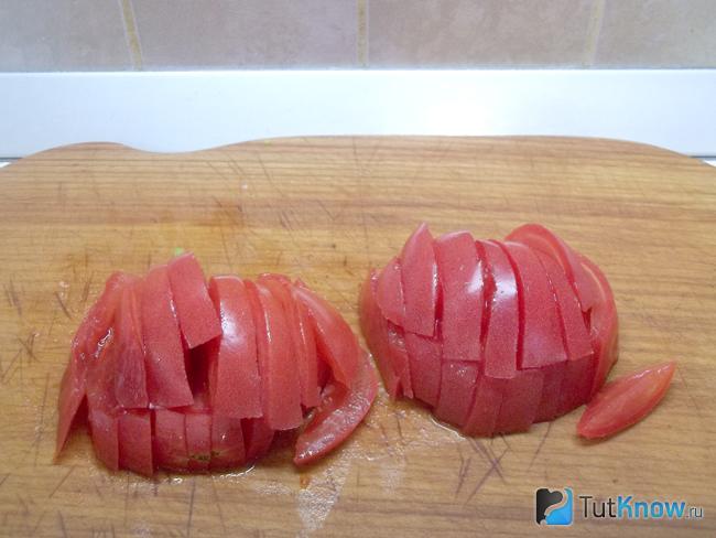 Помидоры нарезаны кусочками