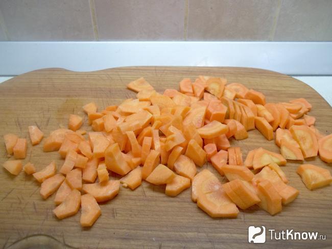 Морковь нарезана кусочками