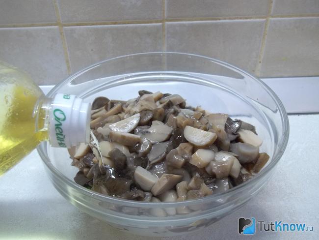 Продукты заправлены маслом