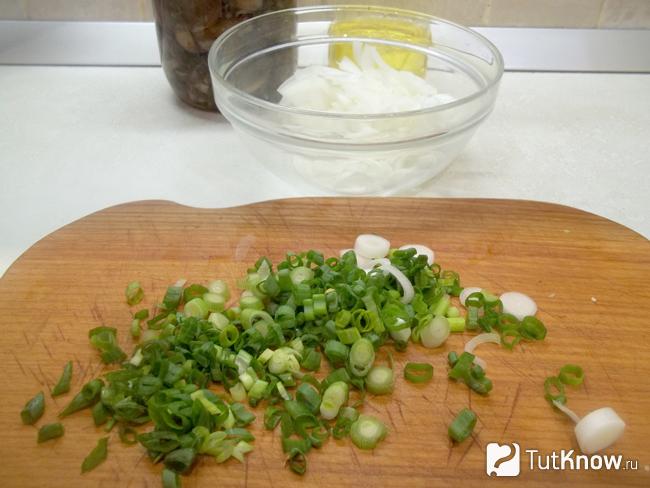 Репчатый лук накрошен