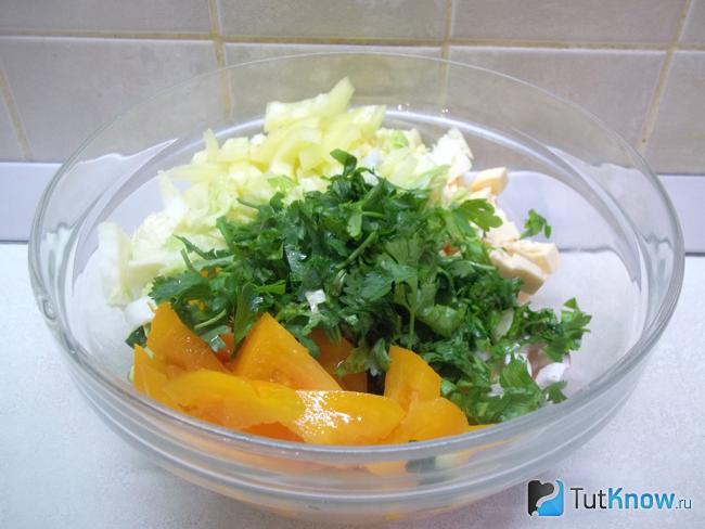 Продукты сложены в миску