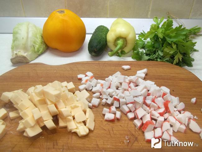 сыр и крабовые палочки нарезаны