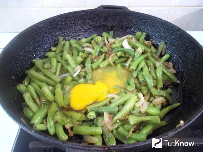 Спаржа с луком залиты яйцами