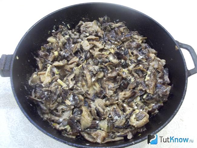 Готовые жареные грибы с сыром и яйцом