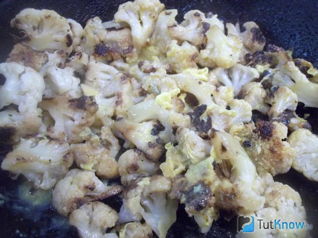Яичной массой заправлена жареная капуста