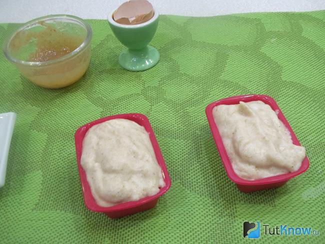 Масса выложена в формочки
