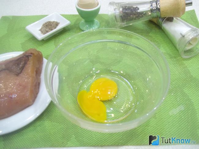 Яйца помещены в миску