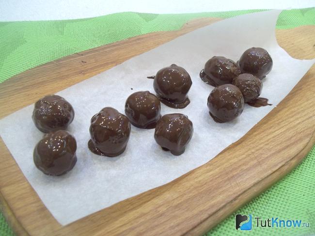 Готовые конфеты в шоколаде из орехов и кураги