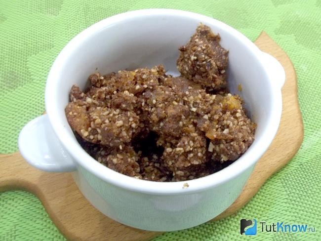 Орехи перемешаны с курагой