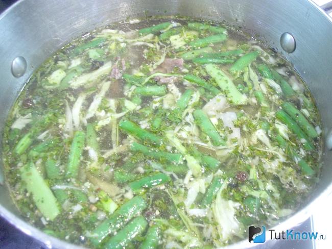 Готовый суп из курицы с капустой и спаржевой фасоли