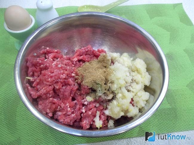 Продукты приправлены специями