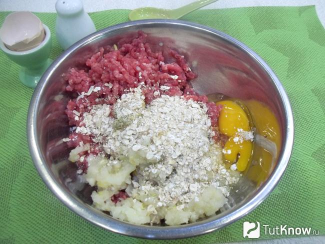 В фарш добавлены яйца
