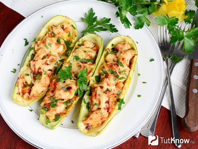 Запеченные кабачки лодочкой с куриным фаршем