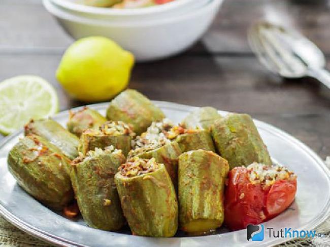 Бочонки из кабачков фаршированные куриным фаршем