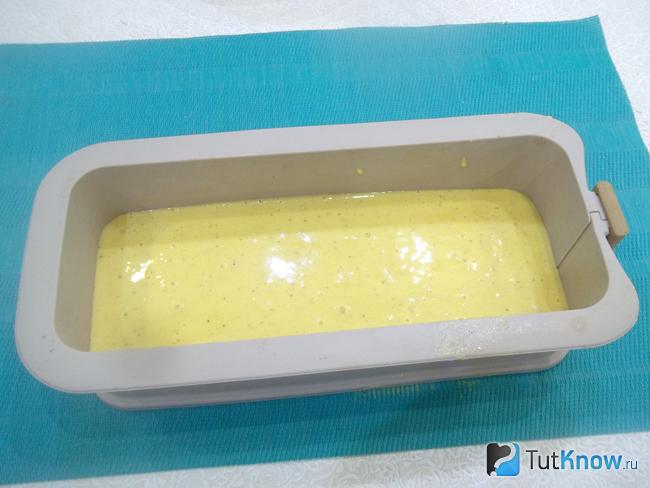 В форму для выпечки вылито тесто