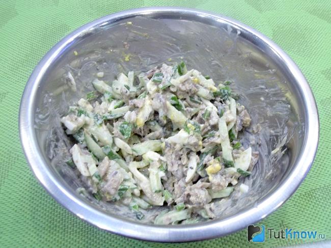 Готовый салат из шпрот, яиц и огурцов