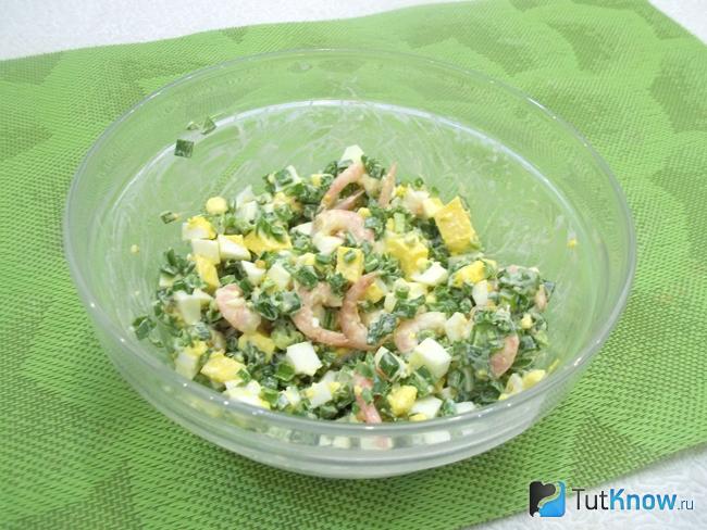 Готовый салат из вареных креветок с зеленым луком и яйцами