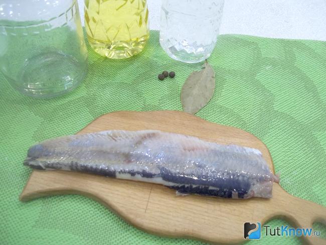 Селедка очищена и разделена на филе