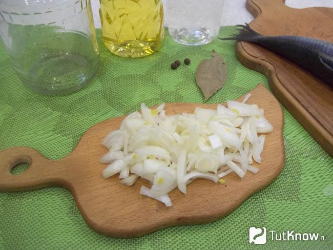Репчатый лук нашинкован
