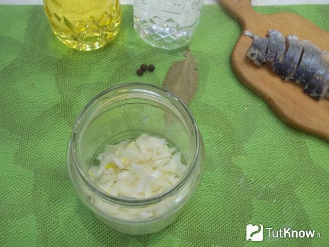 Лук сложен в банку