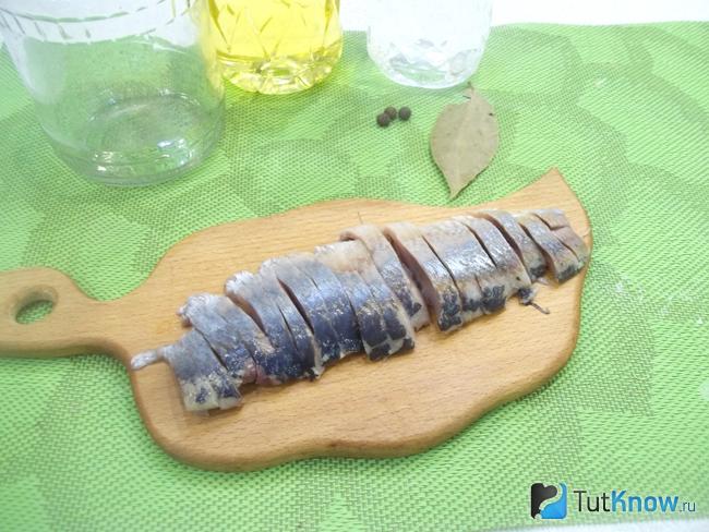 Филе селедки нарезано кусочками