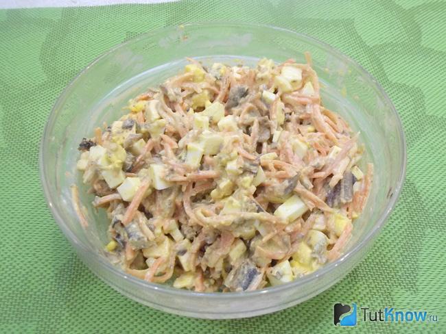 Готовый салат из шпрот, корейской моркови, сыра и яиц