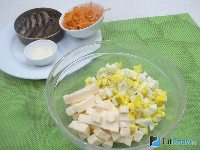 Плавленый сыр нарезан
