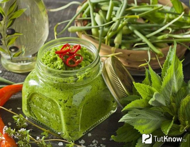 Чесночная паста и стрелки чеснока